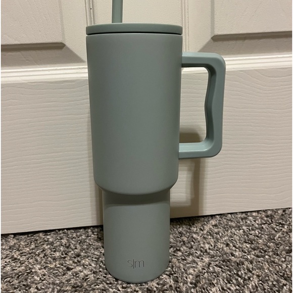 Simple modern insulated - Picture 2 of 2